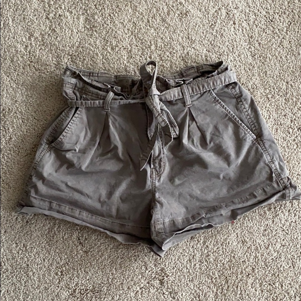 American Eagle tie cargo shorts